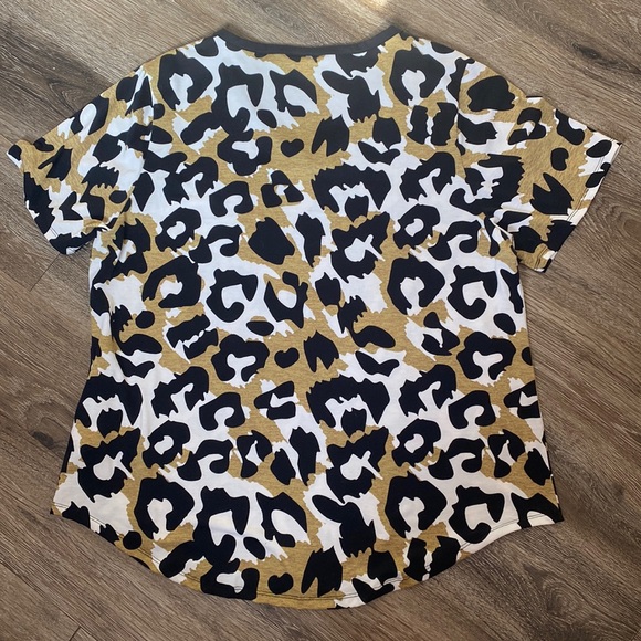 Like New LuLaRoe Black Tan & White Cheetah Print Blouse Size XL V Neck Scoop Hem - Picture 3 of 3